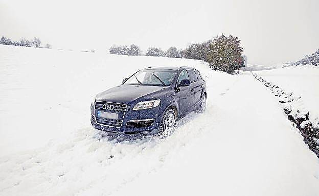 Un vehículo tras una intensa nevada en Álava