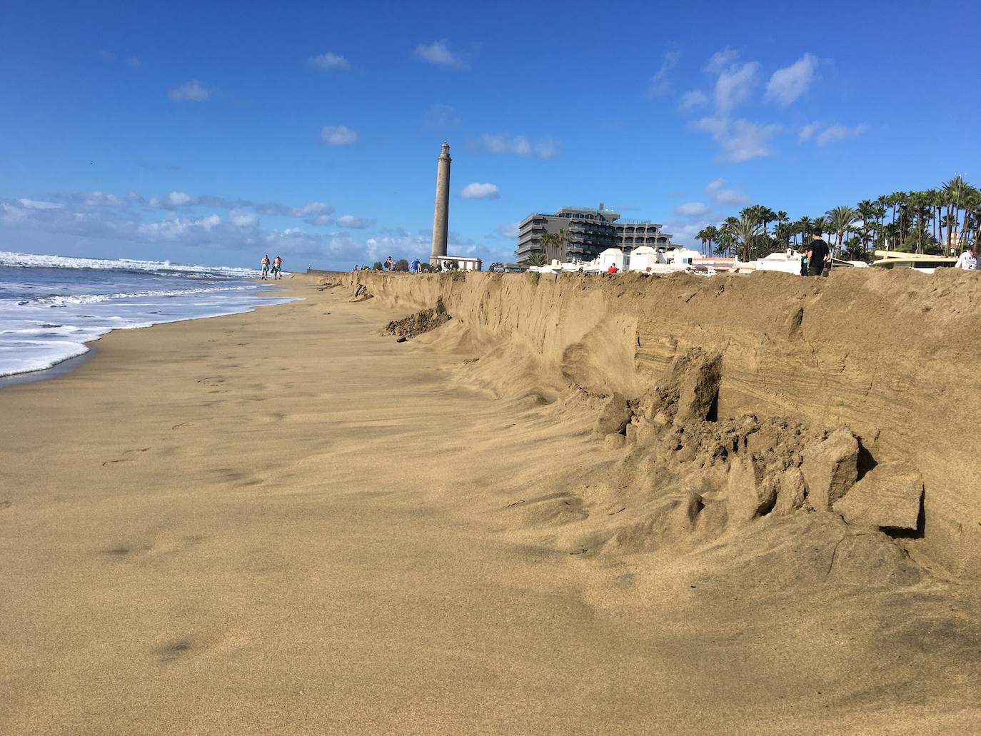 Orilla de la playa de Maspalomas. El mar se llevó bastante arena.