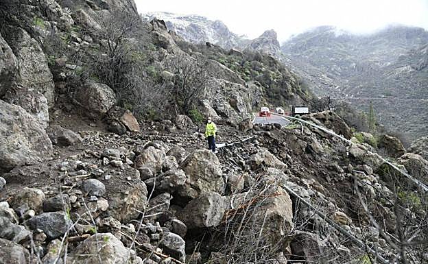 Imagen de una de las carreteras sepultadas por las rocas. 