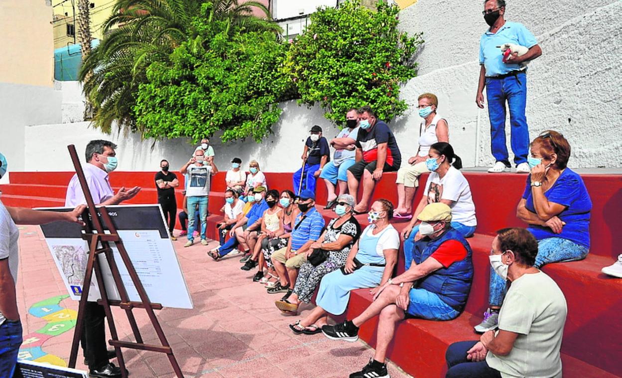 El concejal Javier Doreste habla con vecinos de los riscos. 