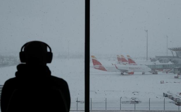 El aeropuerto de Madrid Barajas, completamente nevado.