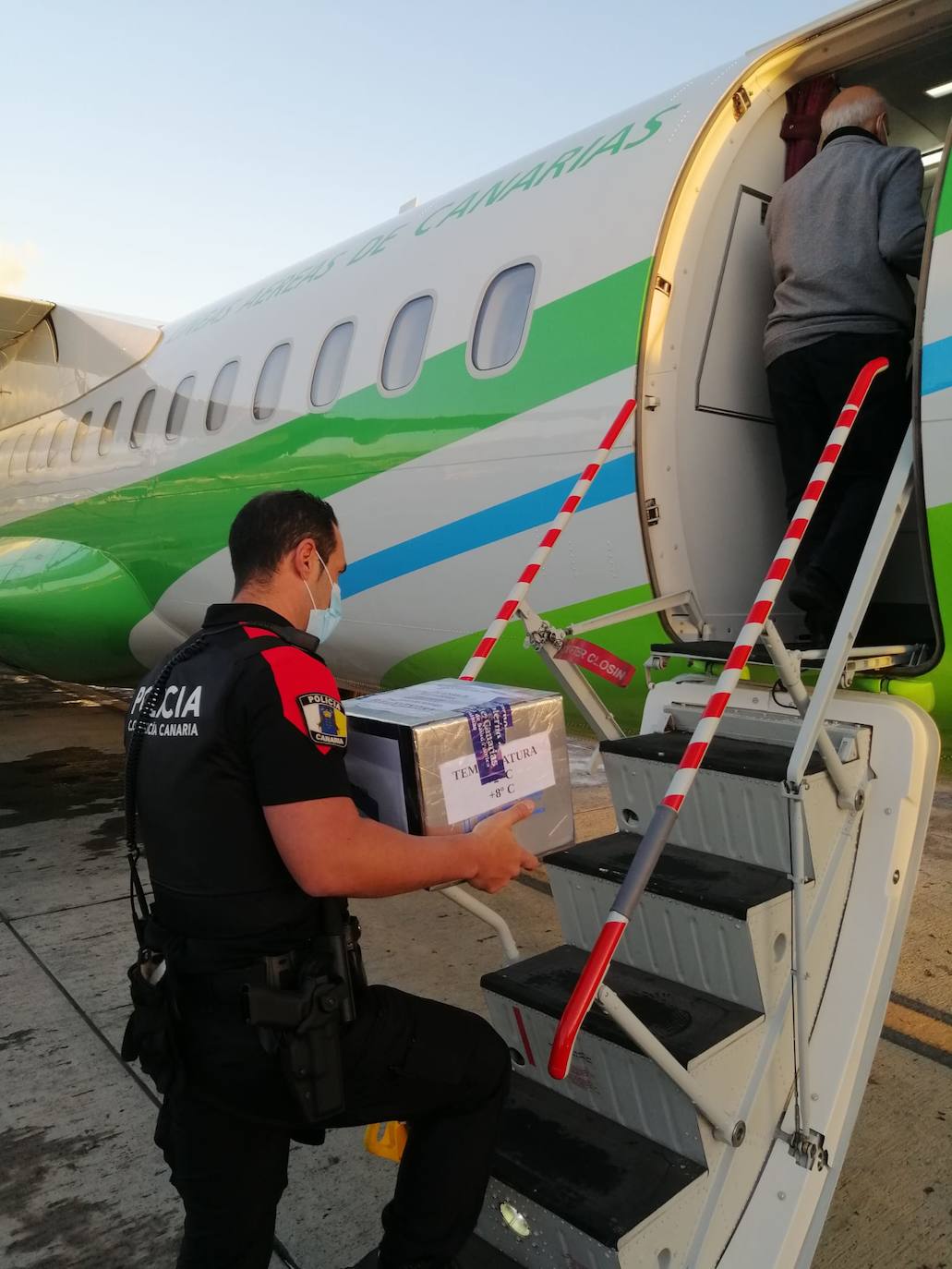 Fotos: Nuevo reparto de vacunas a las islas