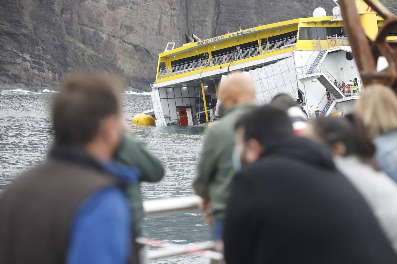 Fotos: Así está el ferri encallado en Agaete