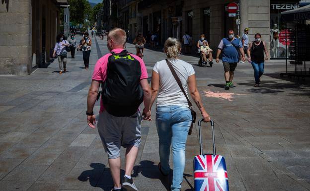Asociaciones turísticas piden al Gobierno central agilidad en la vacunación para evitar otra «nefasta campaña»