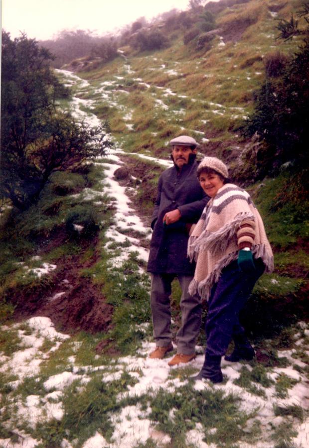 Foto cedida por Doña Primitiva Alemán, Primitiva con su esposo en la cumbre con nieve año 1991