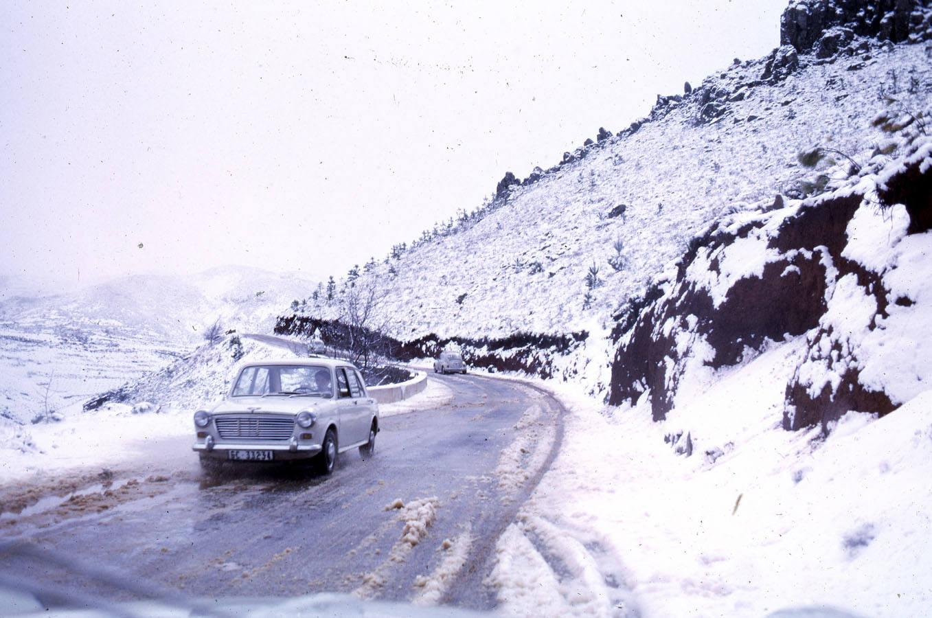 Carretera de la cumbre cubierta de nieve 1971