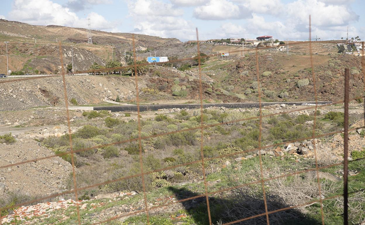 Vista de los terrenos de El Veril donde está proyectado el Siam Park. Al fondo se ve la canalización del barranco. 
