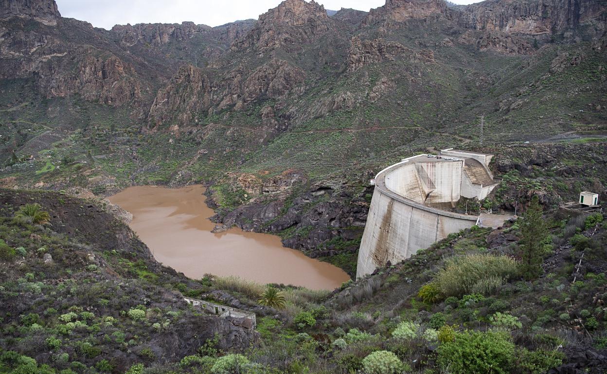 Imagen de esta semana del muro y la presa de Soria, el vaso inferior del salto de agua de la central hidroeléctrica reversible. 