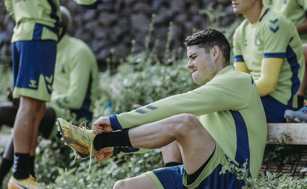 Sergio Ruiz, calzándose las botas antes de comenzar una sesión de trabajo en las instalaciones de Barranco Seco. 