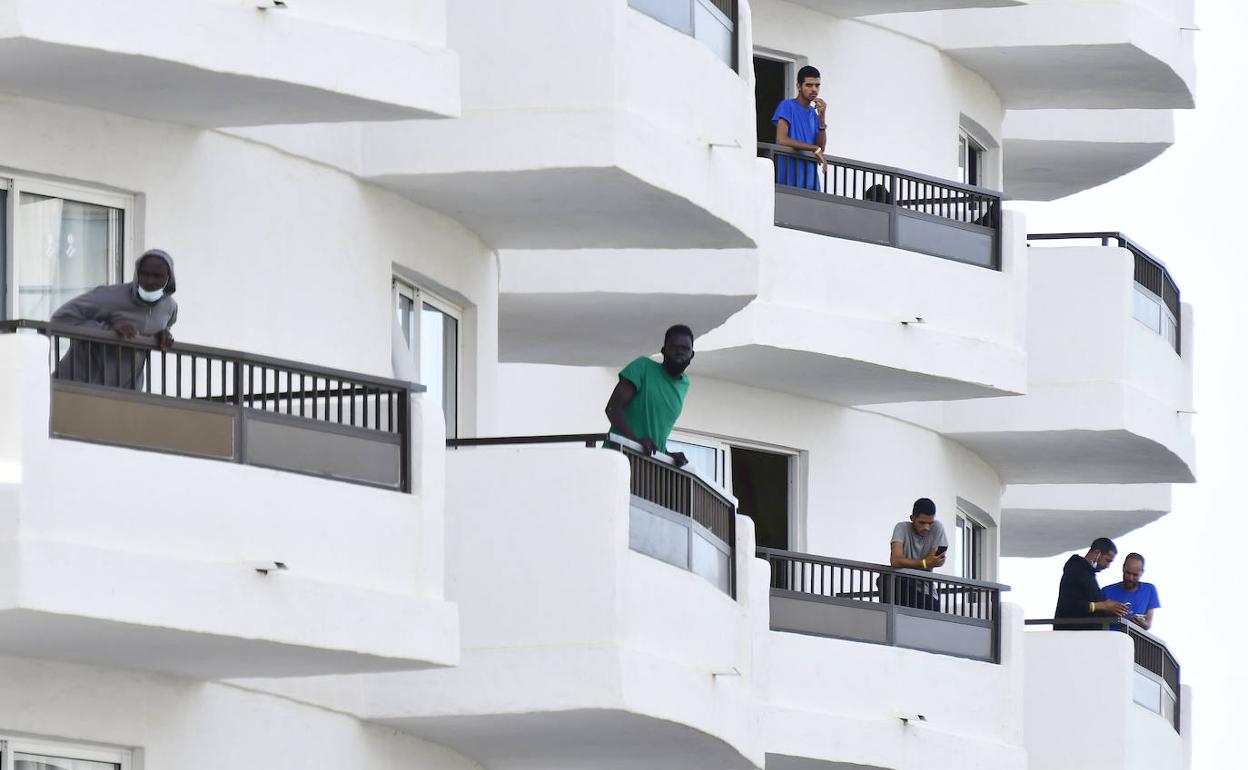 Inmigrantes en uno de los hoteles habilitados para su alojamiento