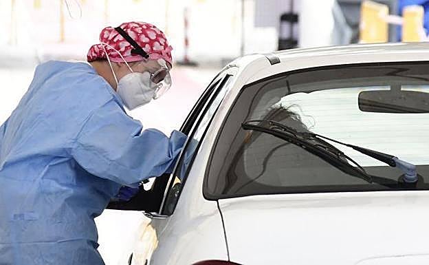 Una sanitaria realiza una prueba PCR a una ciudadana en Las Palmas de Gran Canaria. 
