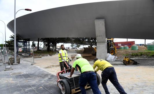 Trabajos en la plaza que se construye al final de la pasarela en el lado Canteras. 