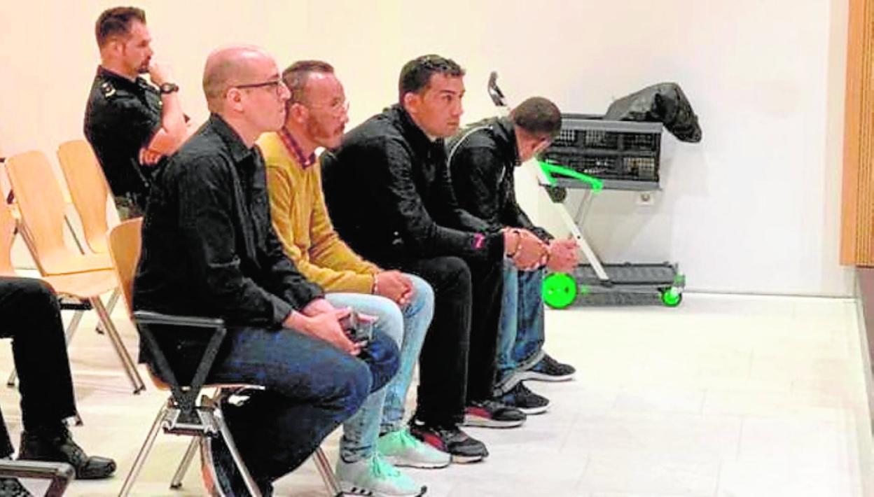 Imagen de los ahora condenados durante el juicio. 