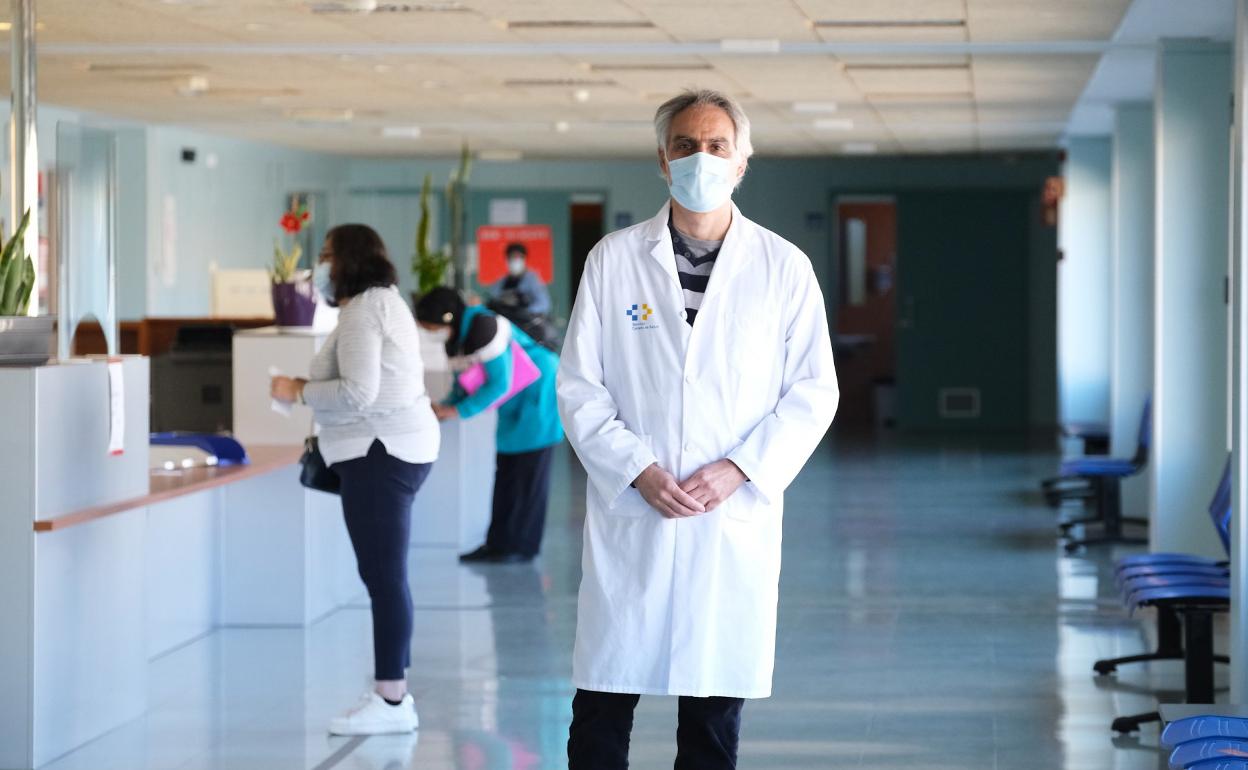 José Luis Rodríguez Cubas, en el hall del Hospital General de Fuerteventura. 