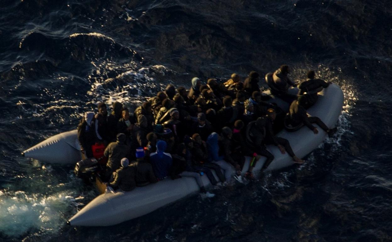 Imagen de la lancha neumática con 55 personas que fue rescatada por Salvamento Marítimo al sur de Fuerteventura. 