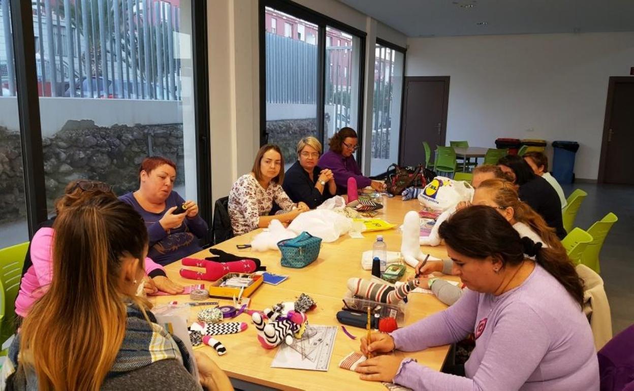 Alumnas de un taller impartido en el centro de El Charco. 