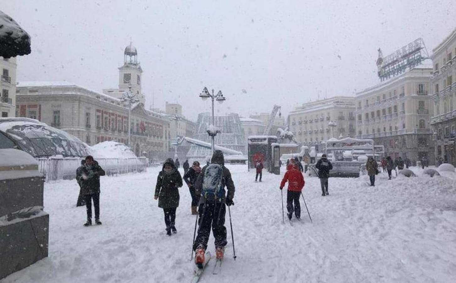 La borrasca riega el archipiélago y cubre de nieve a media península, generando muchos problemas por ejemplo en la capital, Madrid. No se recordaba una nevada así desde hacía 30 años.