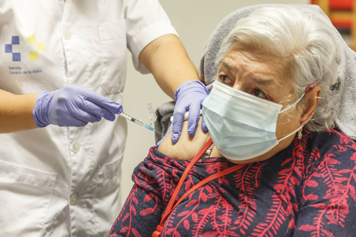 Fotos: El centro sociosanitario El Pino acoge la administración de la segunda dosis de la vacuna