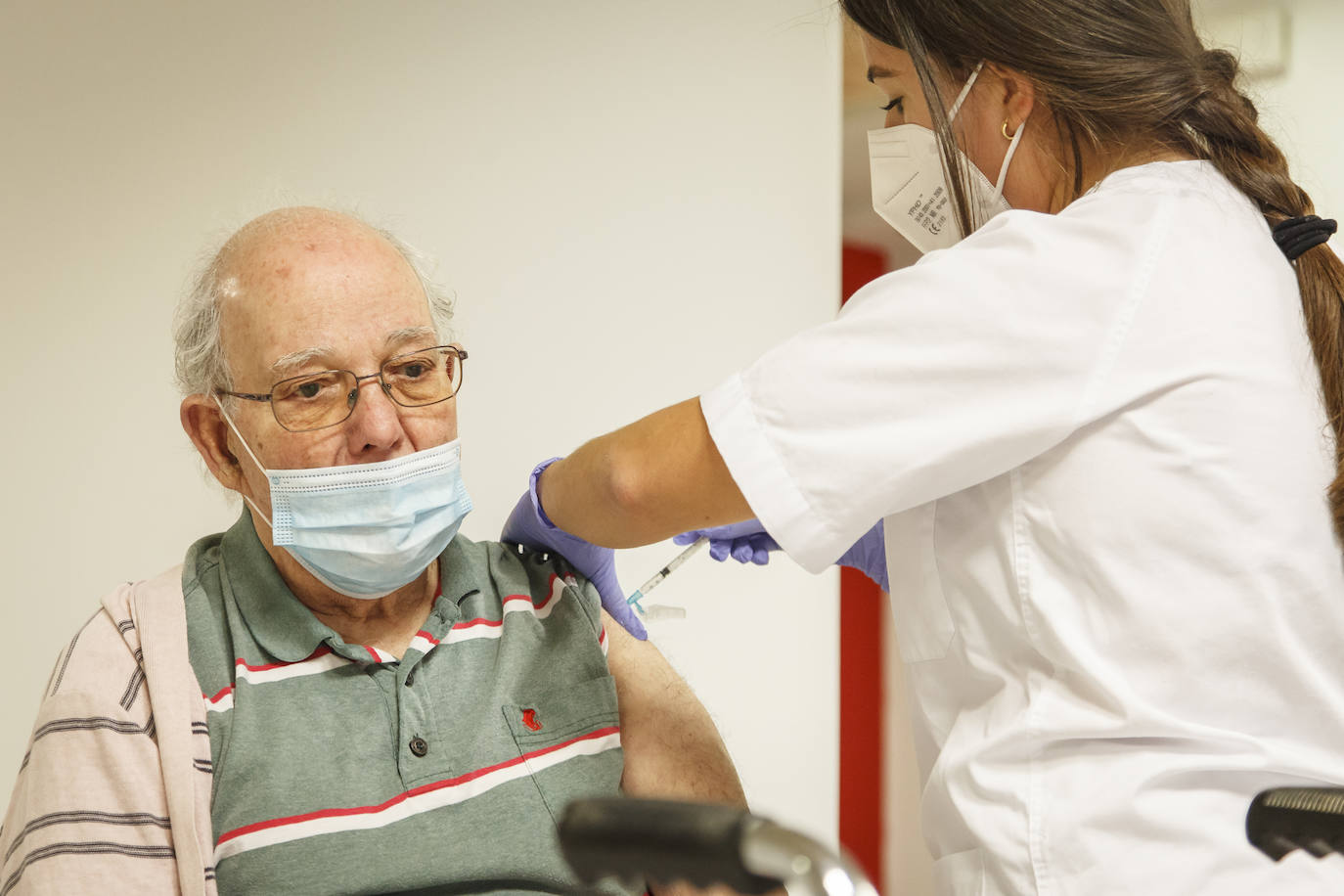 Fotos: El centro sociosanitario El Pino acoge la administración de la segunda dosis de la vacuna