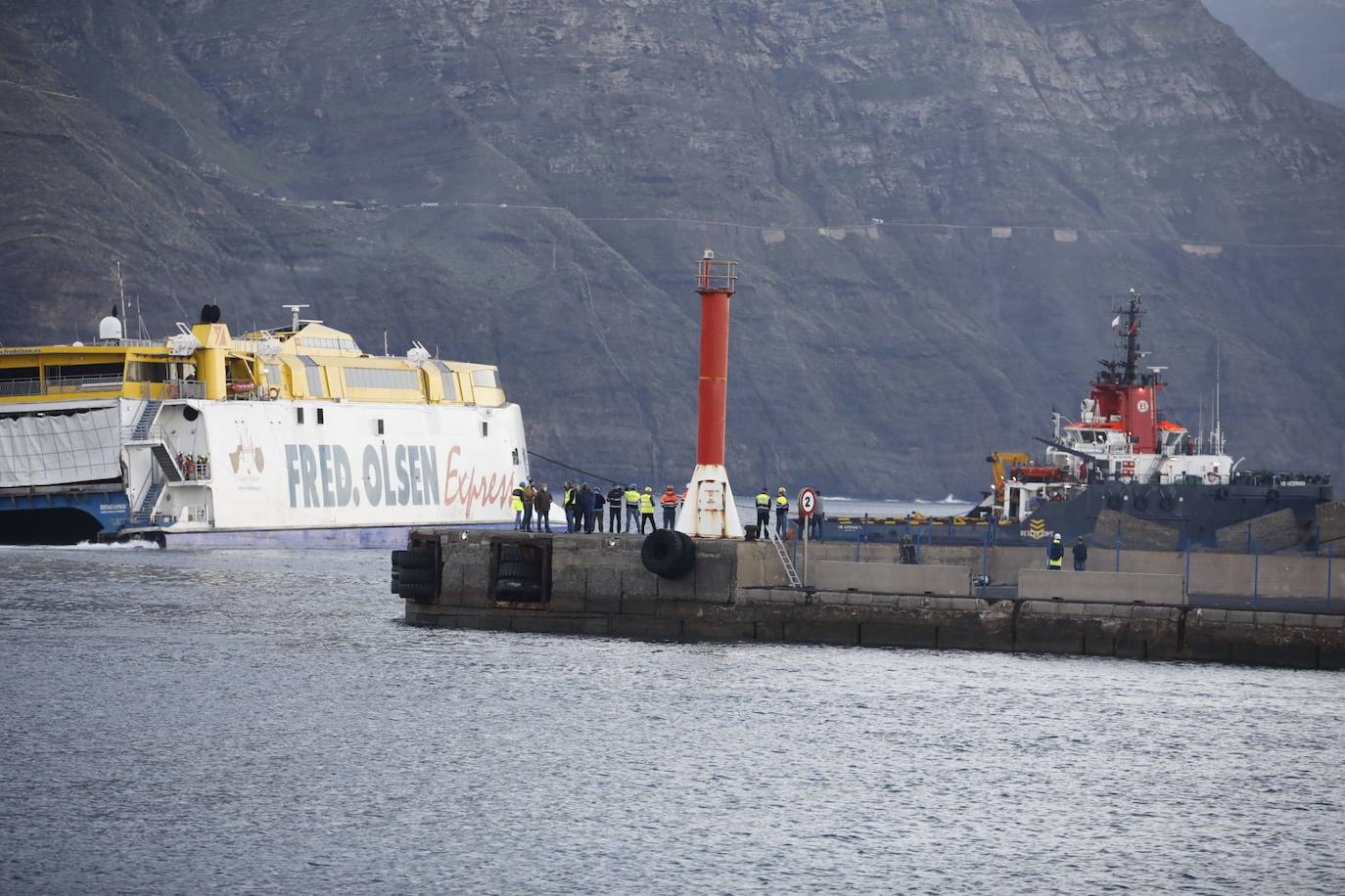 Fotos: Imágenes del ferri averiado, camino al puerto de La Luz