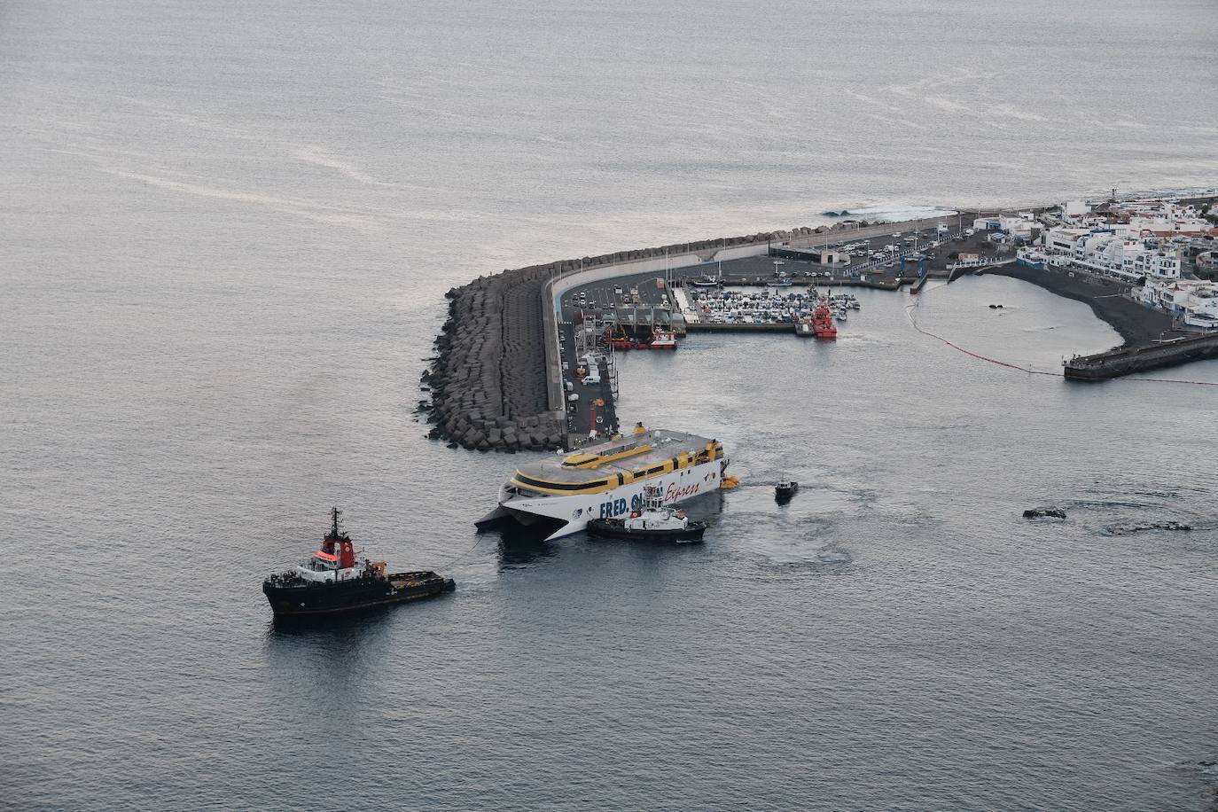 Fotos: Imágenes del ferri averiado, camino al puerto de La Luz