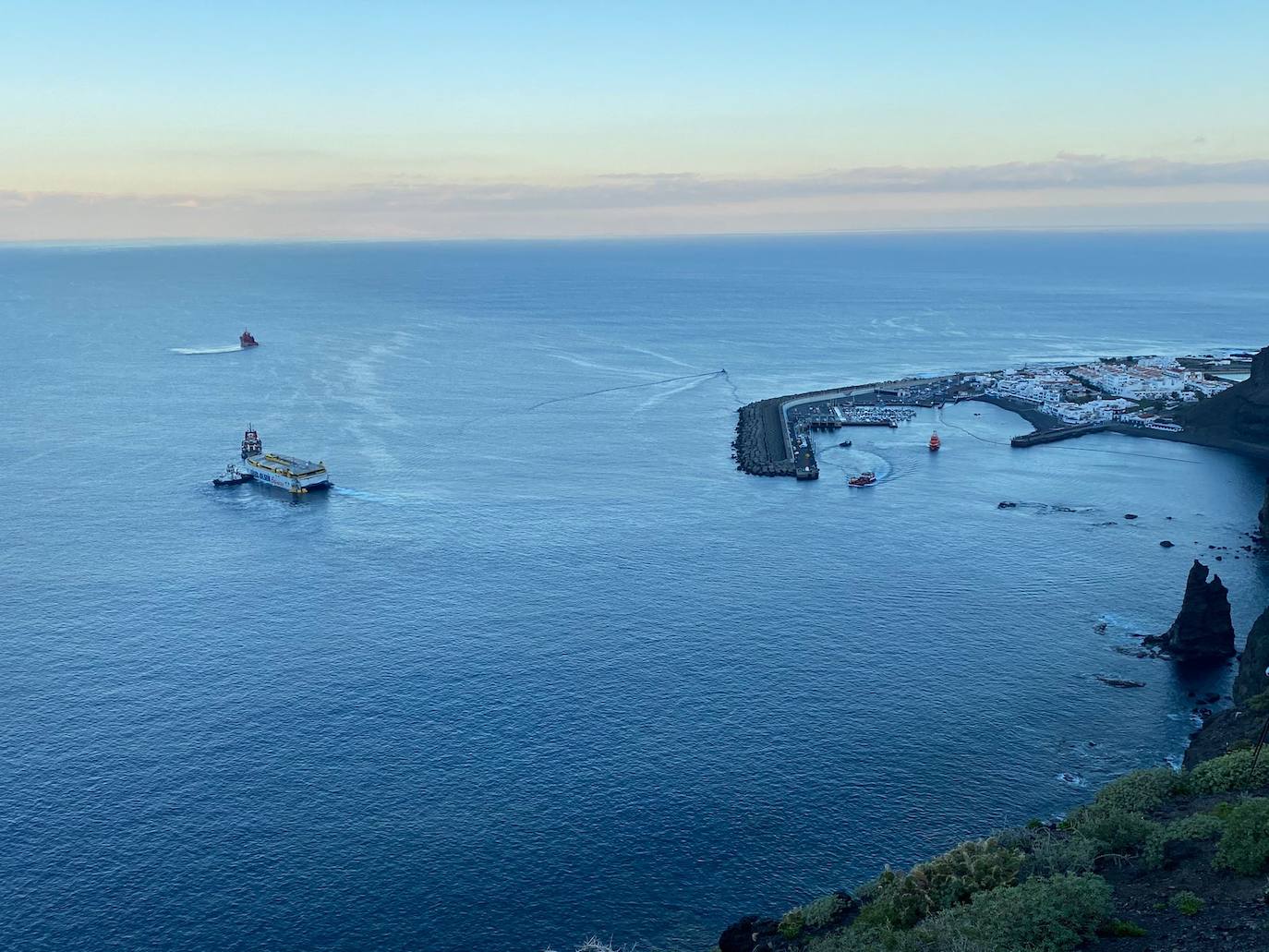 Fotos: Imágenes del ferri averiado, camino al puerto de La Luz