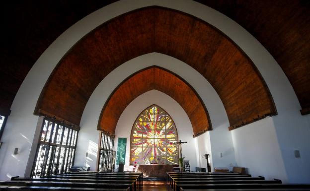 Vista del interior de la única nave del templo, con la gran vidriera de Juan Antonio Giraldo al fondo.