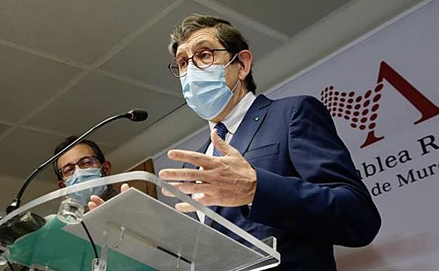 El consejero de Salud, Manuel Villegas, en la rueda de prensa celebrada este miércoles en la Asamblea Regional. 