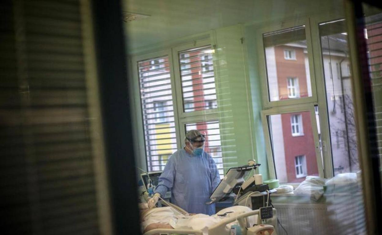 La covid obliga a suspender las cirugías no urgentes en el Negrín y a habilitar una planta en el Insular