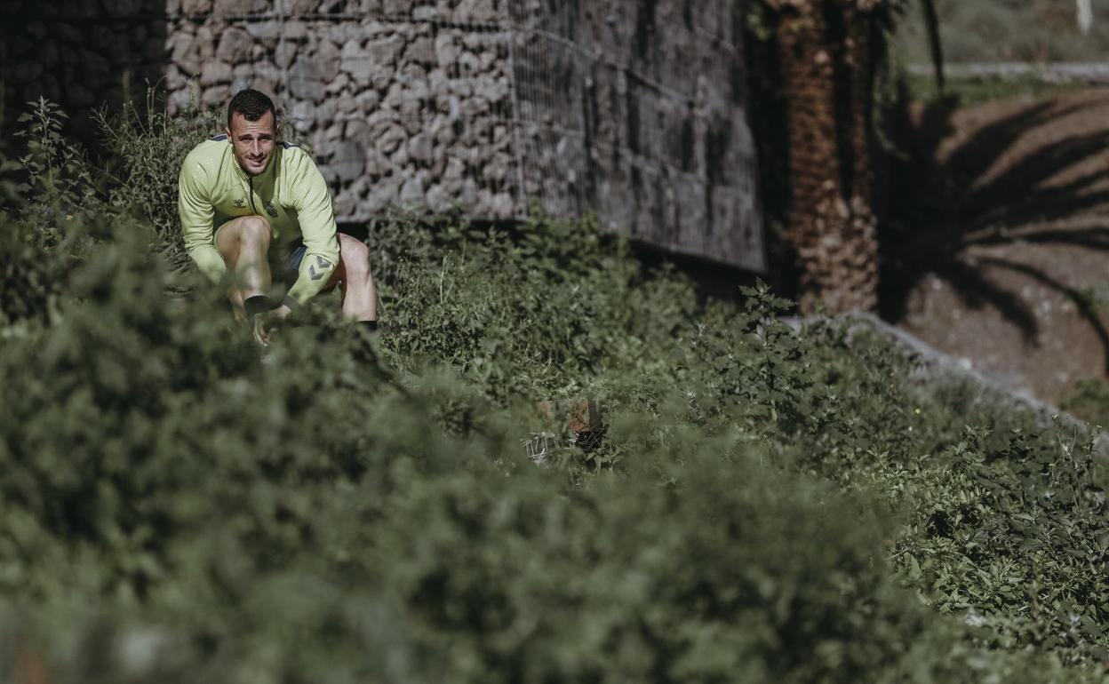 Ale Díez, poco antes de iniciar una sesión de entrenamiento. Con las bajas que hay y las variantes que planea Mel, podría ser titular en Liga varios meses después. 