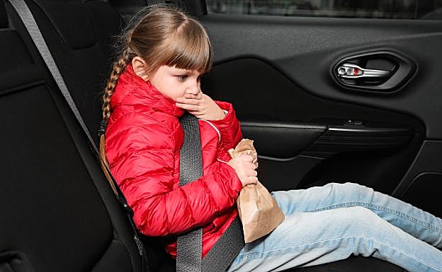 ¿Por qué nos mareamos en el coche?