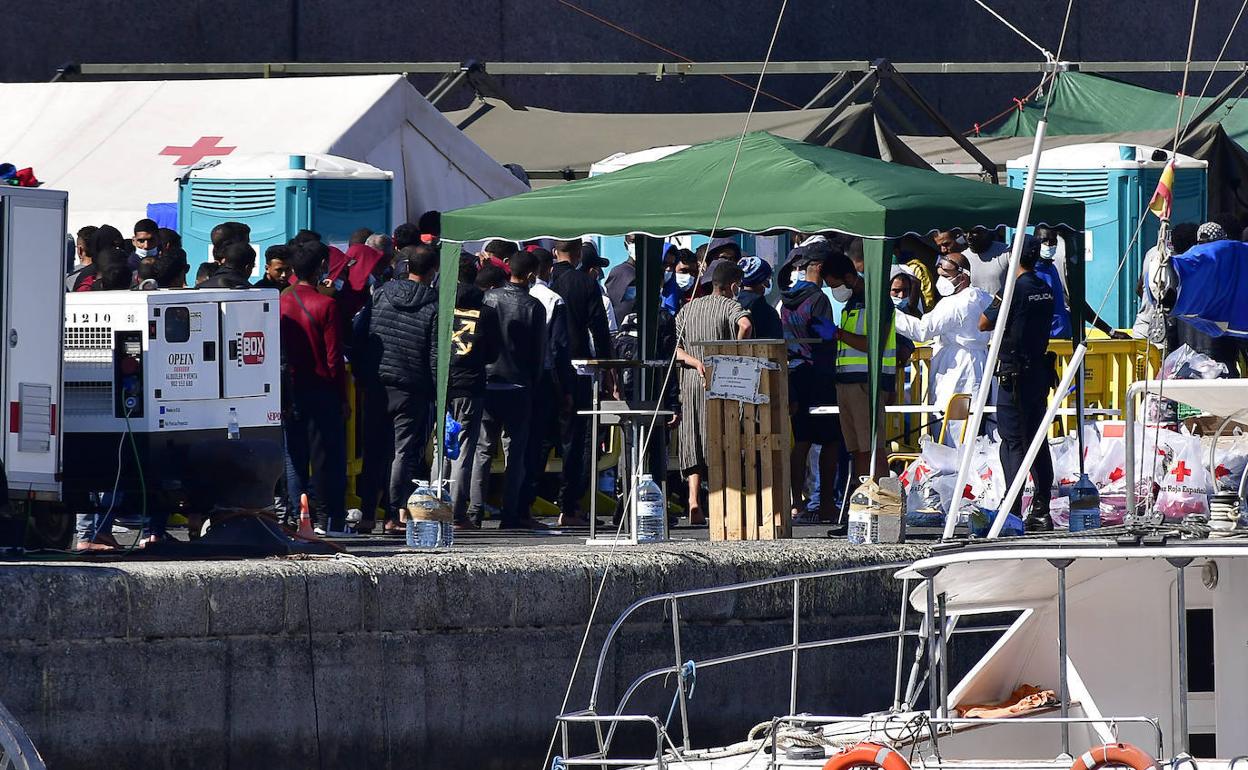 Inmigrantes en el muelle grancanario de Arguineguín durante el pasado octubre. 