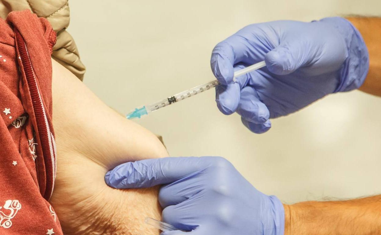 Vacunan a dos concejalas en La Palma y un edil en Garachico