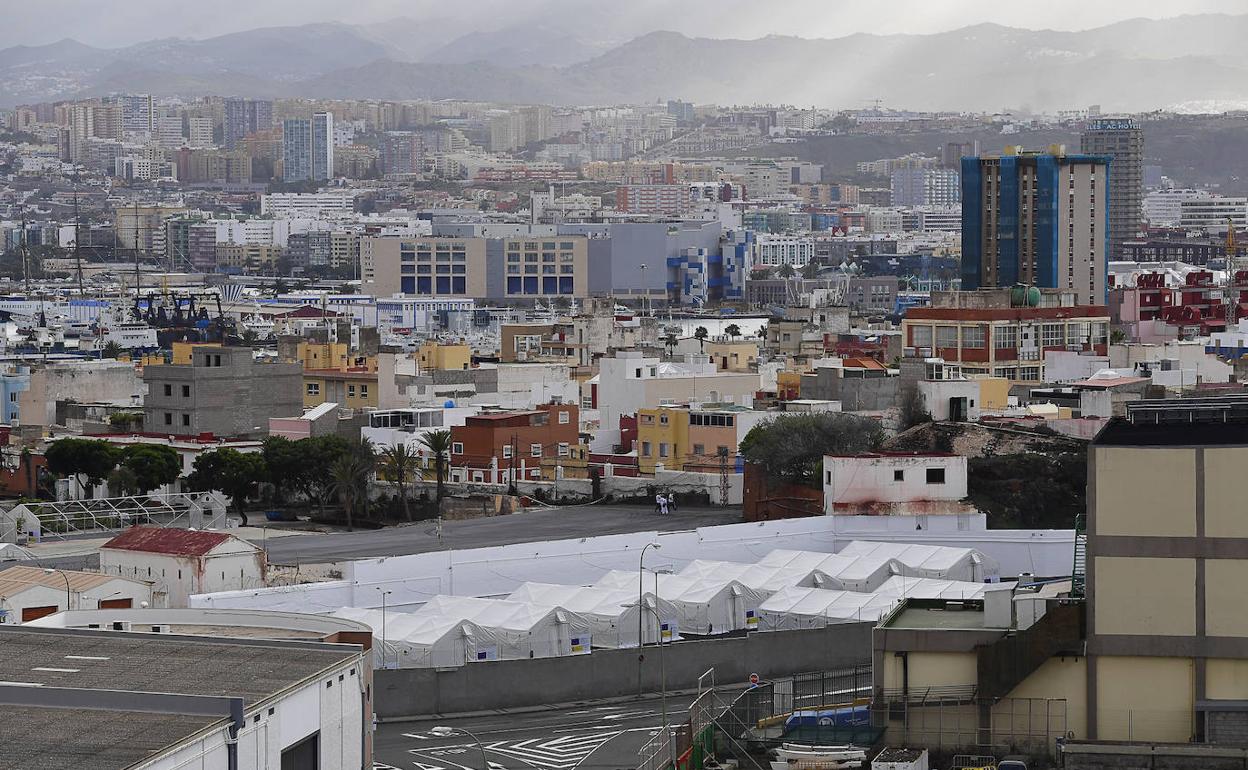 Campamento para migrantes montado en las instalaciones del Canarias 50. 