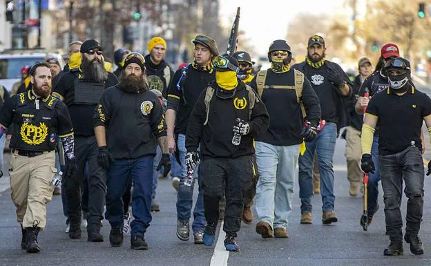 Miembros de Proud Boys, grupo neofascista exclusivamente masculino, marchan en apoyo a Trump.
