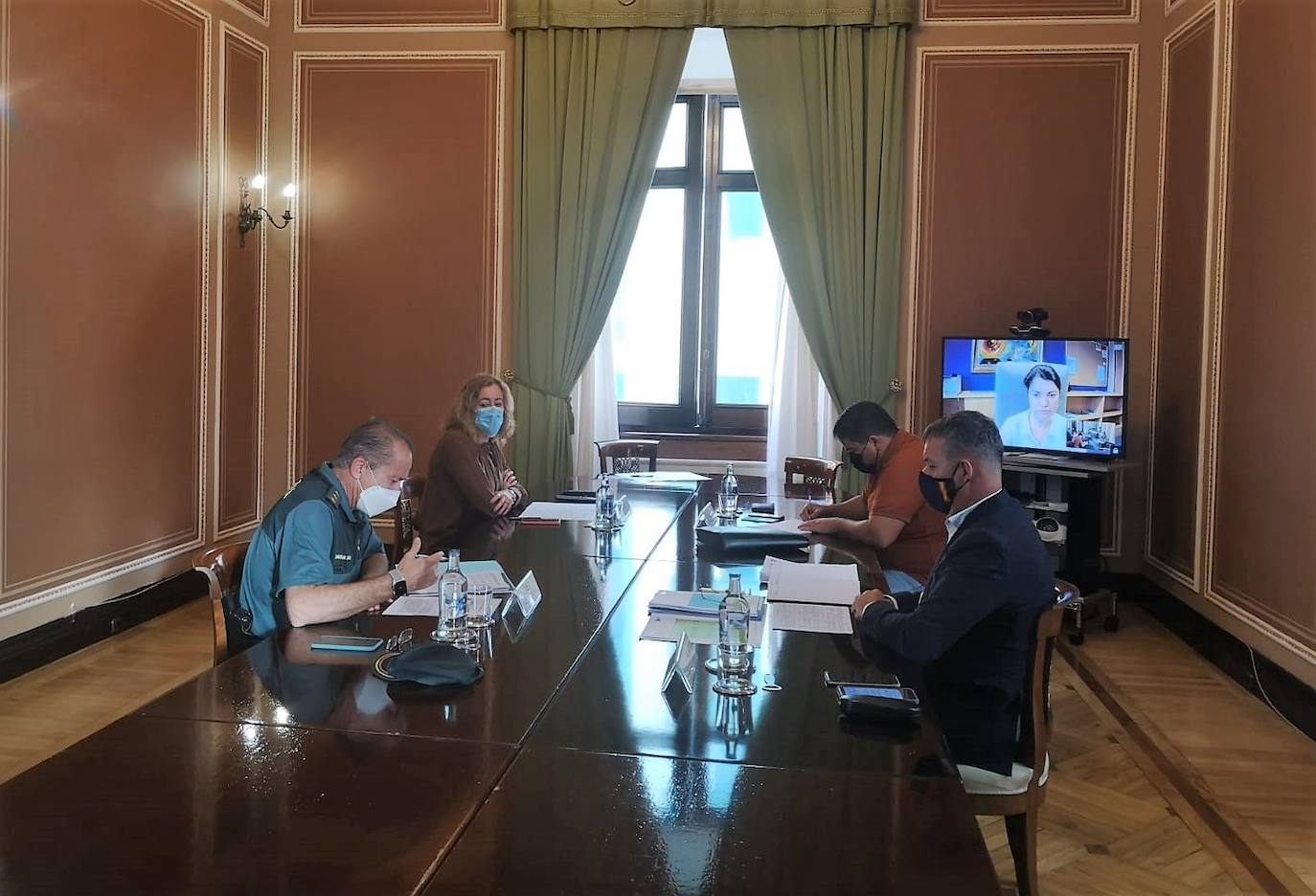 Reunión de Seguridad mantenida esta mañana en la Subdelegación del Gobierno, con representantes del Ayuntamiento de Mogán. 