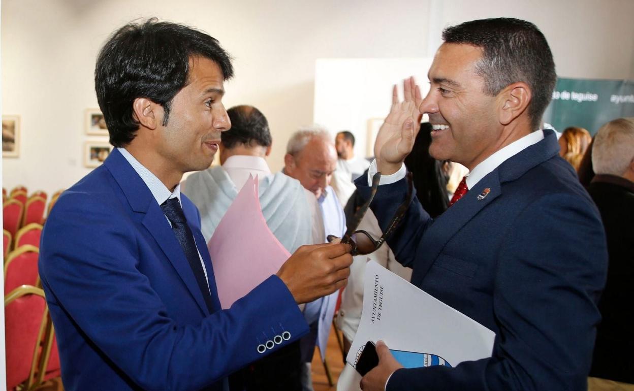 Marcos Bergaz, del PSOE, con Oswaldo Betancort (CC), alcalde. 