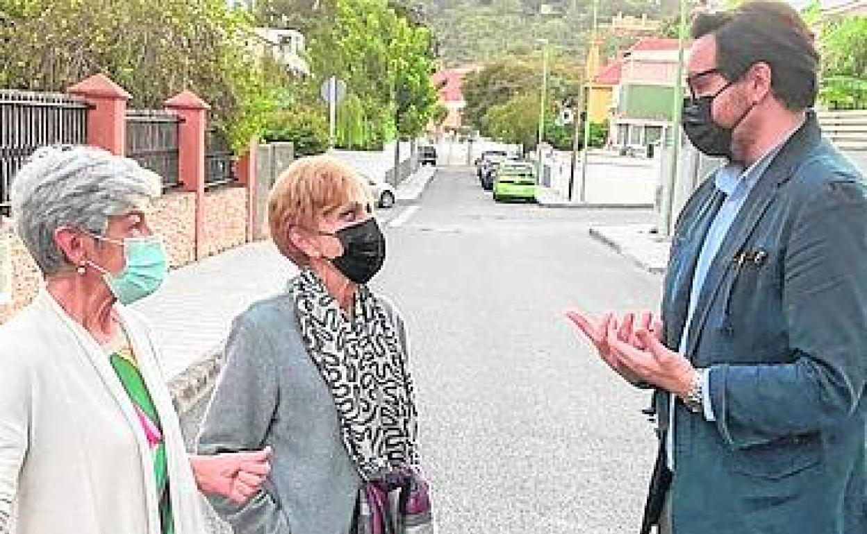 El senador, con dos vecinas. 