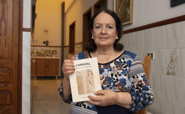 Antonia Pérez posa en su casa de Telde con un ejemplar del libro. Hoy solo puede encontrarse en bibliotecas. 