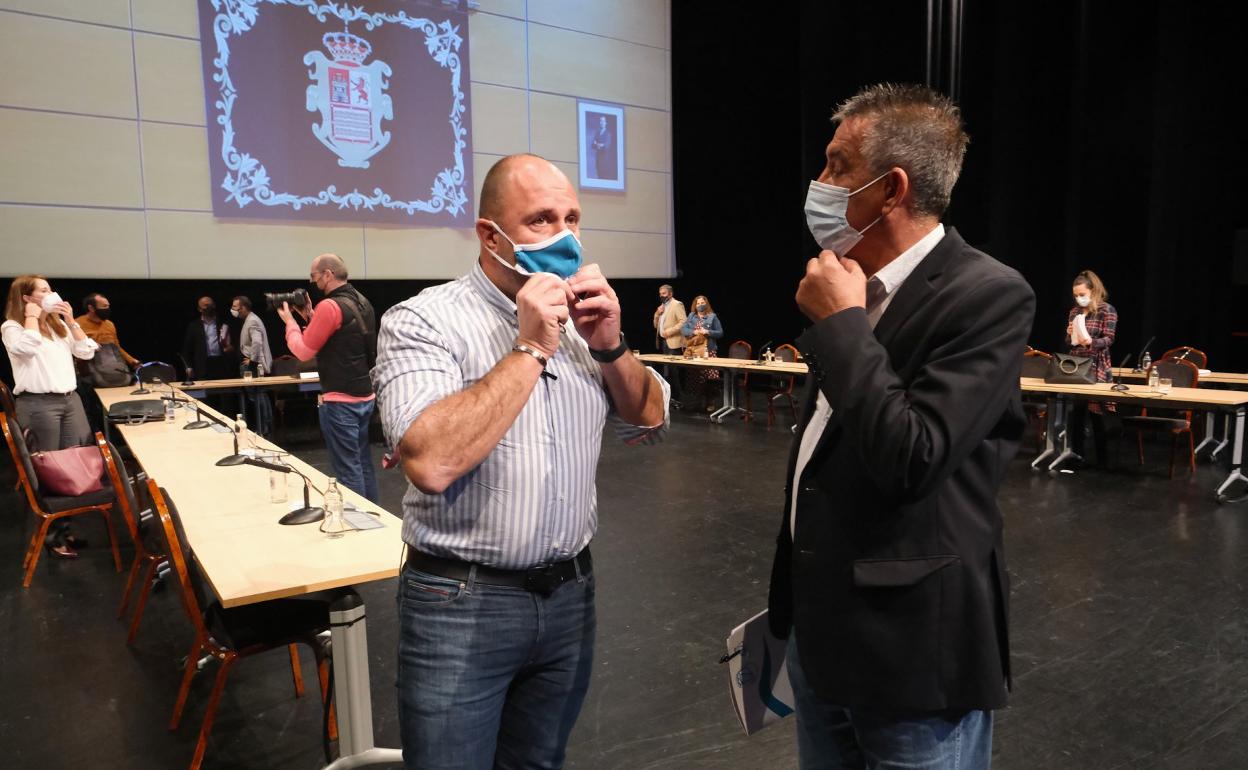 Sergio Lloret (AMF) y Claudio Gutiérrez (PP), en el pleno ordinario del Cabildo. 