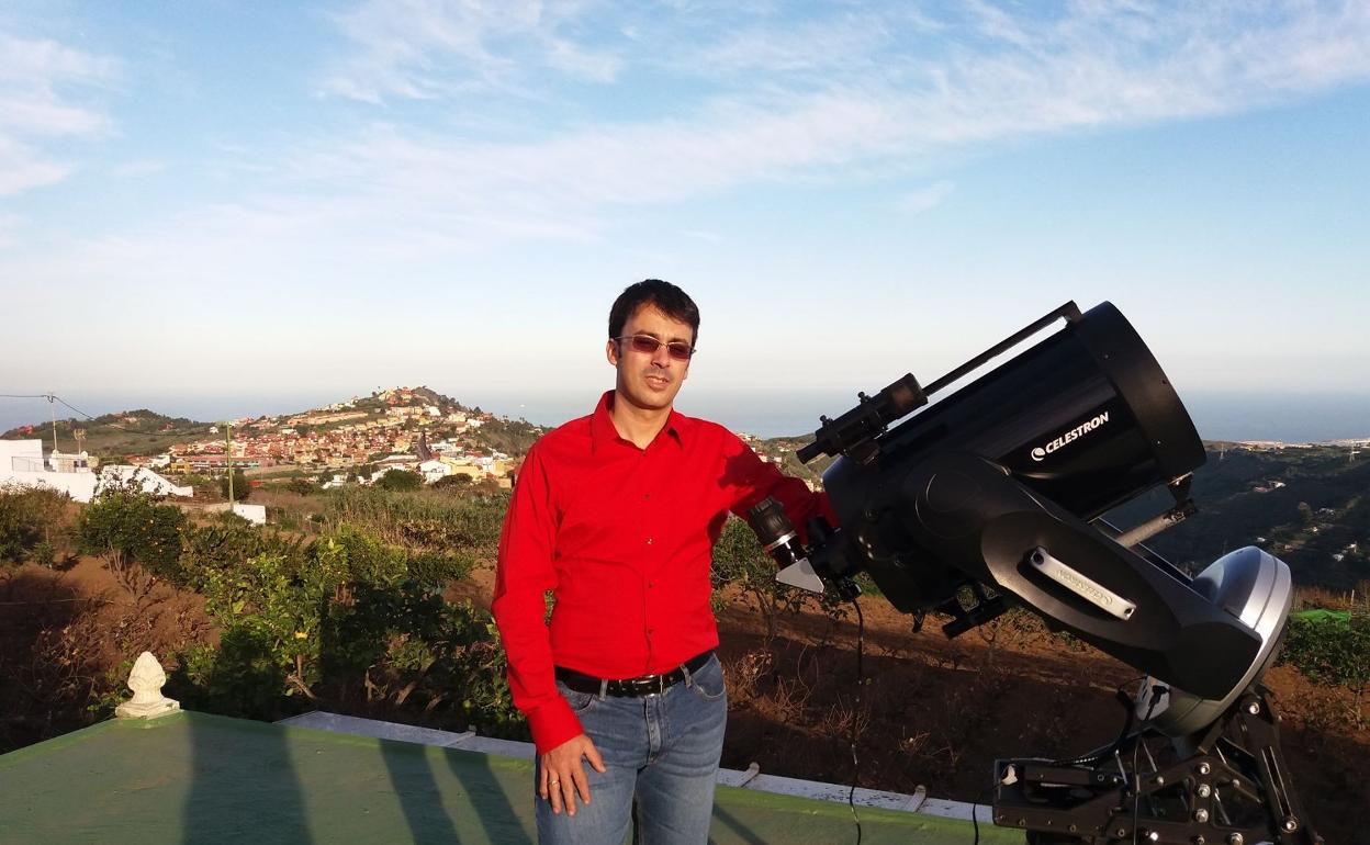 Israel Tejera, con su telescopio en Santa Brígida. 