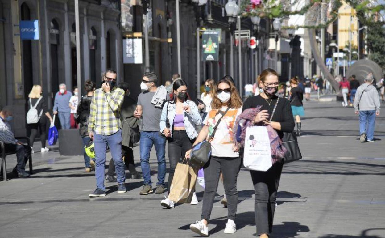 Gente paseando por la zona comercial de Triana. 
