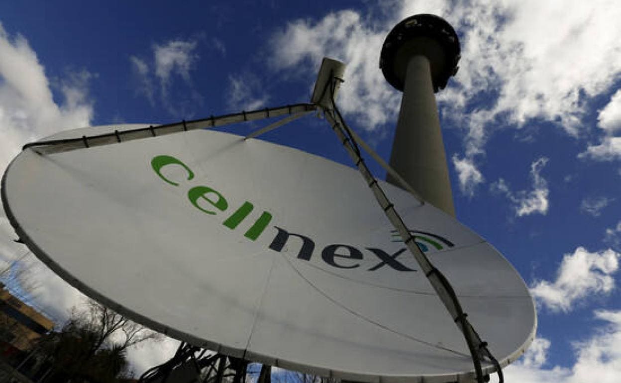 Una antena de Cellnex al lado del Pirulí, en Madrid 
