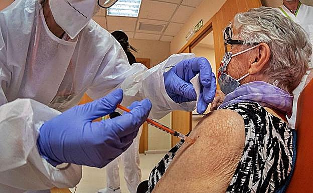 Sanidad se inclina por vetar la vacunación de mayores con AstraZeneca