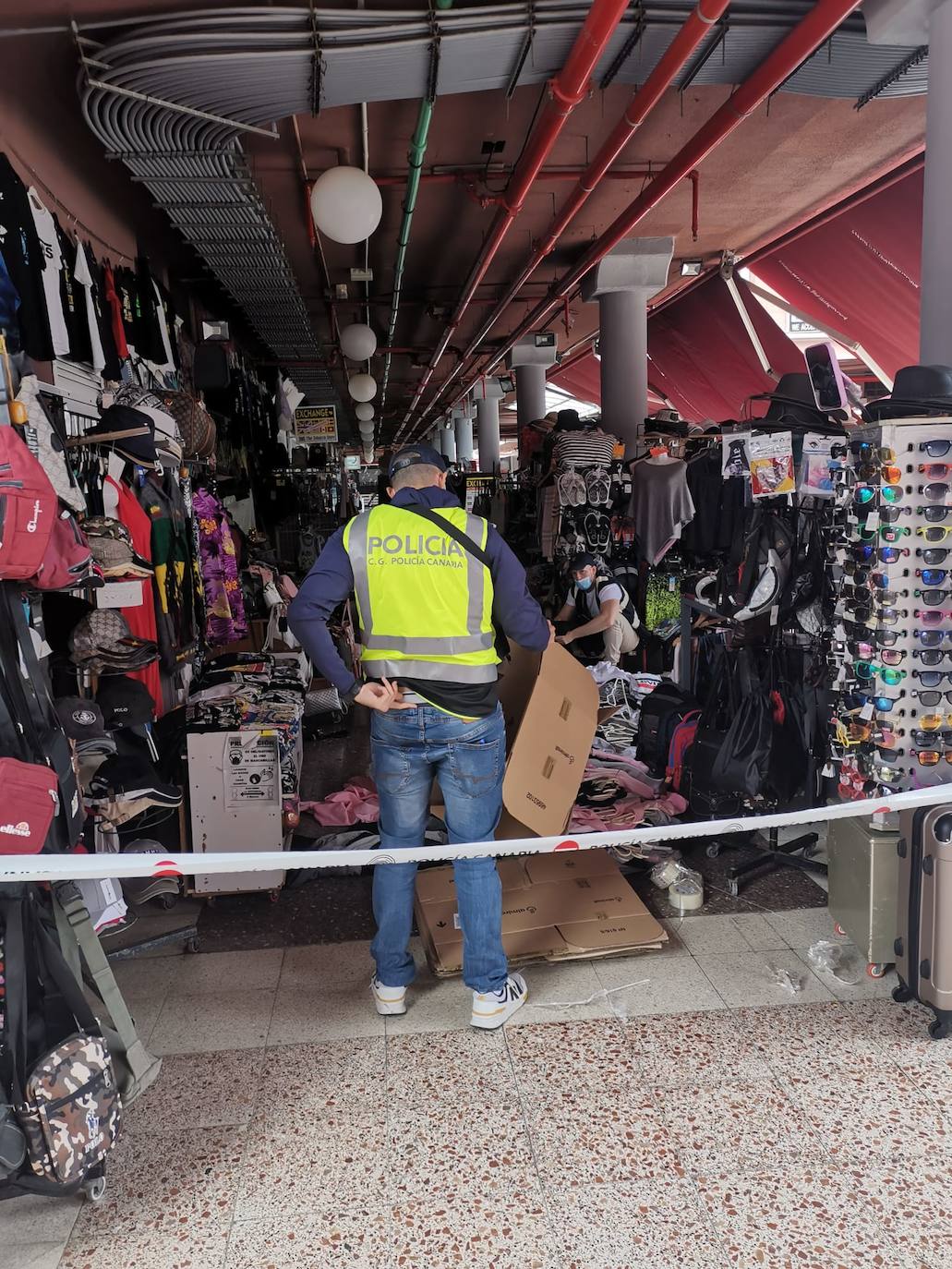 Fotos: Operativo policial contra las falsificaciones en el sur de Gran Canaria