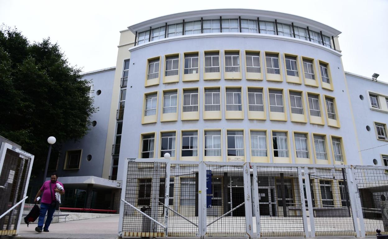 El candidato Rafael Robaina lleva en su programa la construcción de un nuevo edificio para Ciencias de la Educación. 