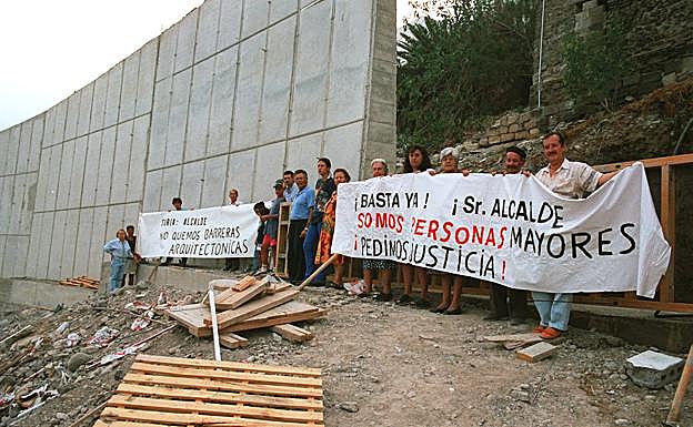Protesta en favor de la carretera en 1998. 