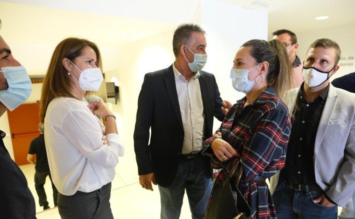 Lola García (CC), Claudio Gutiérrez y Jessica de León (PP), y Alejandro Jorge (NC). 