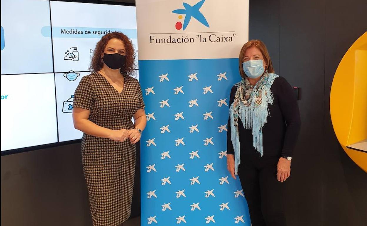 La entidad social ha recibido una colaboración de 6.000 euros, suscrita por la directora de área de Negocio Gran Canaria Norte de CaixaBank, Raquel Falcón, y la presidenta de APAELP, Maria del Pino Santana (de izq. a dcha.). 