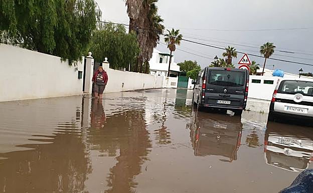 A la ciudadana de la imagen le llega el agua a mitad de las pantorrillas. Fue en Tiagua (Teguise), en Lanzarote